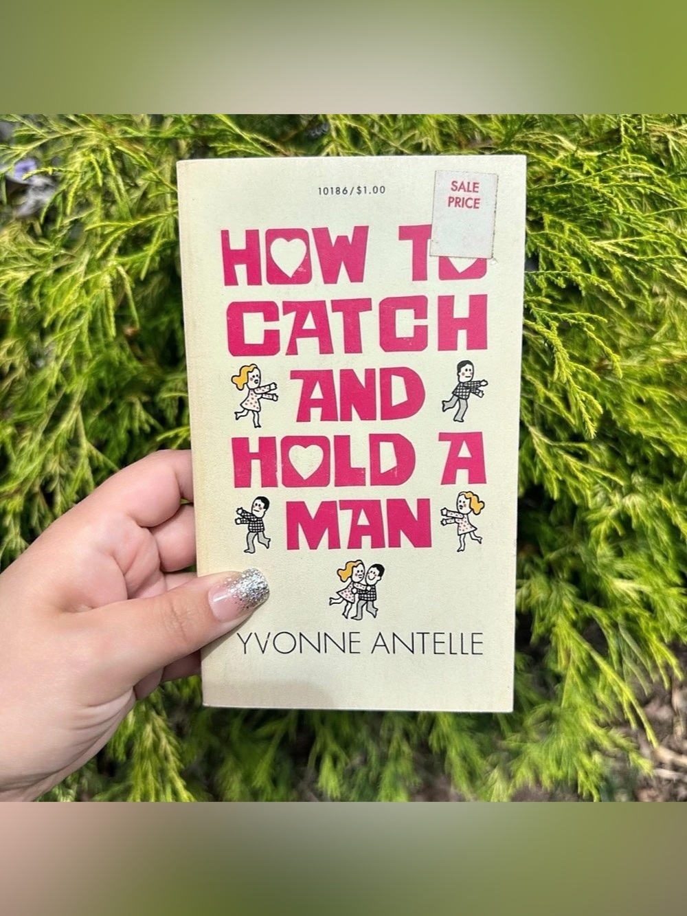 How to Catch and Hold A Man by Yvonne Antelle 1966 Paperback - EXCELLENT
